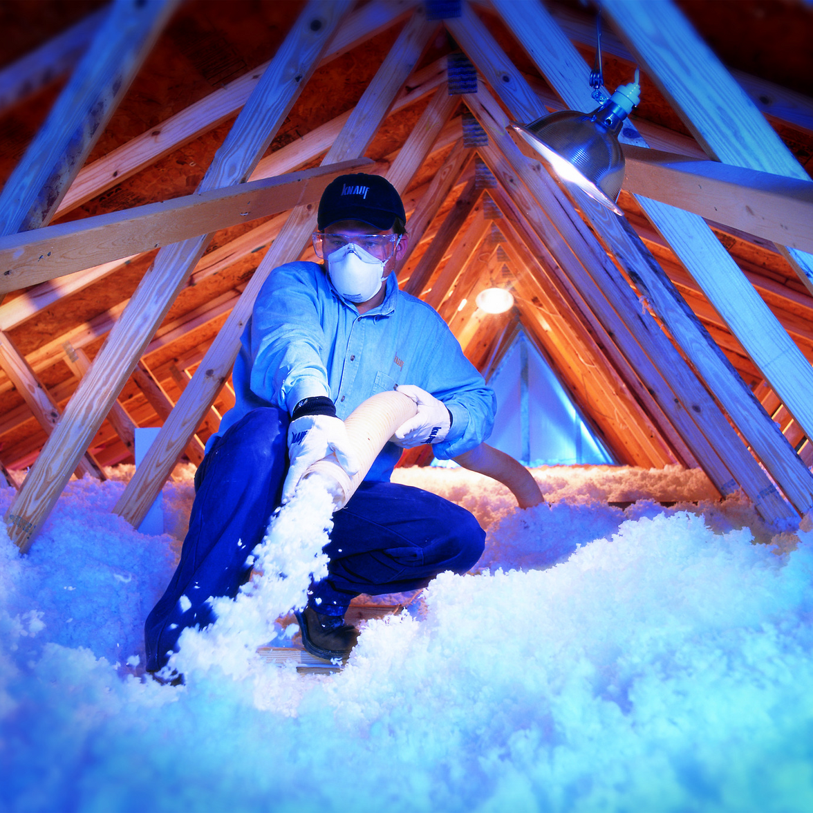 muž s fúkanou izoláciou